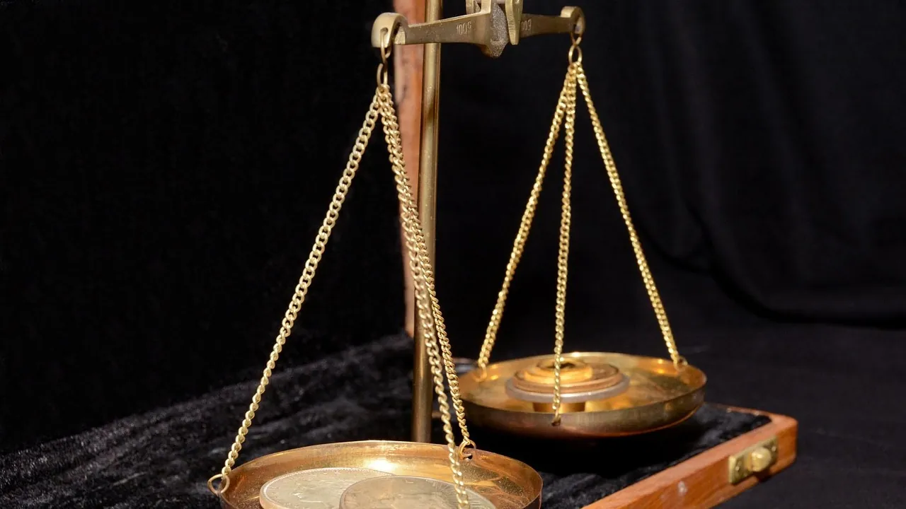 Balance à plateaux en laiton sur fond sombre