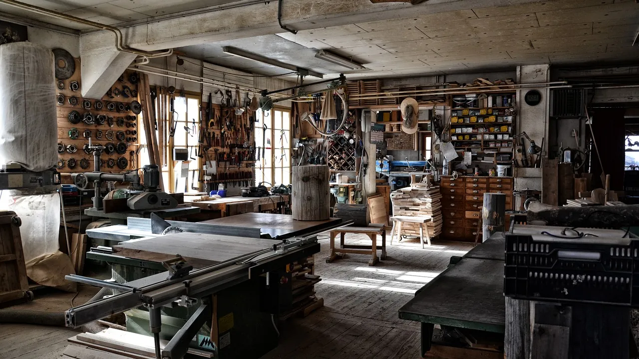 Atelier de menuiserie équipé de machines et d’outils