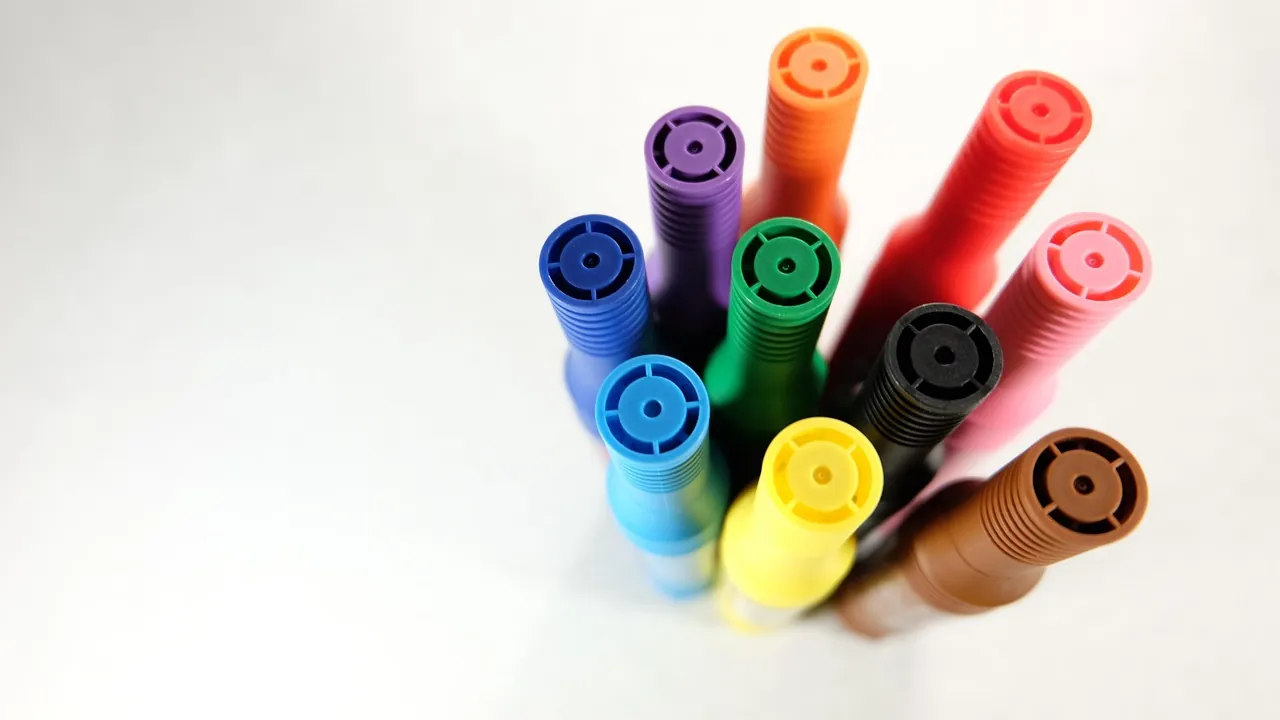 Feutres de couleur rangés debout, bouchons vers le haut