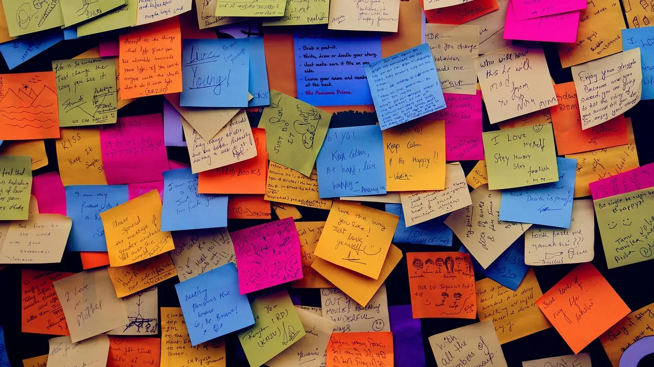 Mur couvert de notes adhésives de couleur