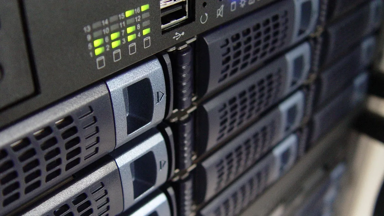 Baie de serveurs informatiques en gros plan